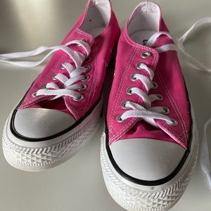 Converse low top barely worn excellent condition